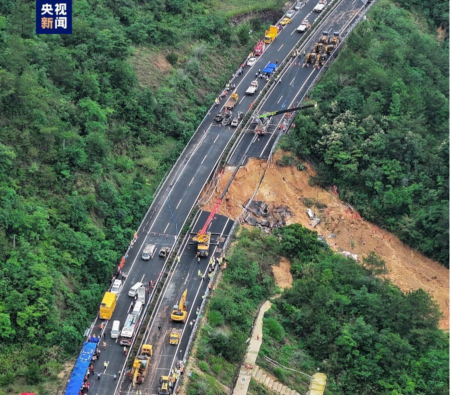 高速路面塌陷致24人死亡